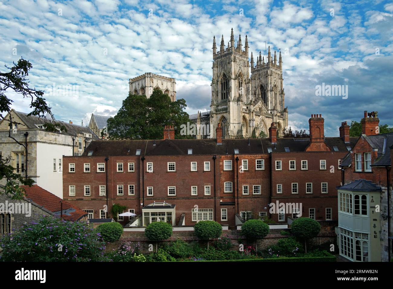 Cette image d'horizon de York au Royaume-Uni montre York Minster derrière un quartier résidentiel. La photographie a été prise depuis le mur de York. Banque D'Images