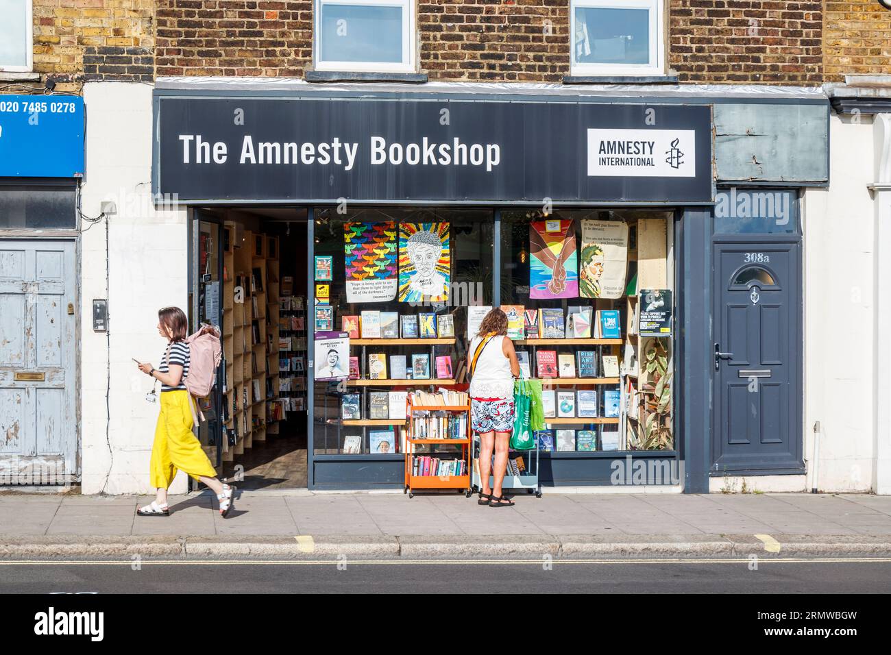 La librairie d'occasion d'Amnesty International sur Kentish Town, Londres, Royaume-Uni Banque D'Images