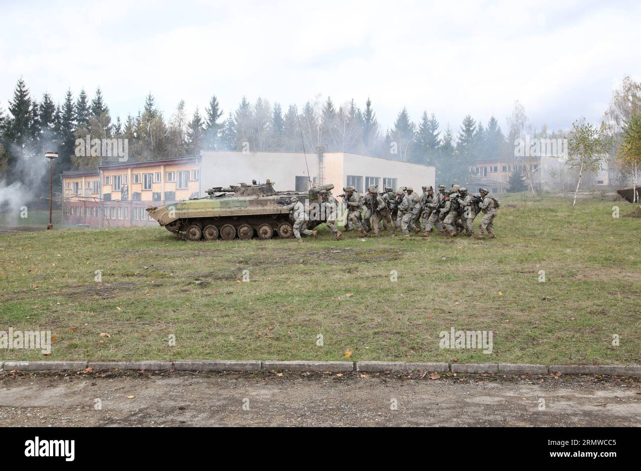 (141021) -- LEST, 21 oct., -- des soldats américains participent à une formation militaire multinationale à Lest, Slovaquie, le 21 octobre 2014. Une brigade armée multinationale du Commandement des forces interarmées basée à Brunssum s'entraîne actuellement au combat au centre d'entraînement des forces armées slovaques à Lest. Les armées du groupe Visegrad 4 et des États-Unis effectueront de multiples missions tout au long de la session d’entraînement, a déclaré le ministre slovaque de la Défense Martin Glvac lors d’une conférence de presse mardi. SLOVAQUIE-LEST-MILITARY-TRAINING ErikxAdamson PUBLICATIONxNOTxINxCHN Lest OCT 21 soldats de l'U S prennent part à un M. Banque D'Images
