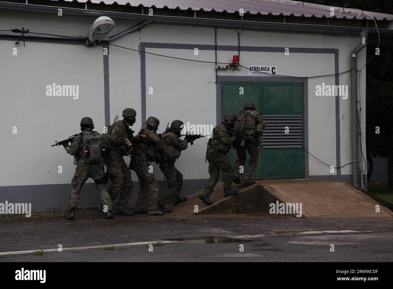 (141021) -- LEST, Oct. 21, -- des soldats des unités spéciales slovaques participent à une formation militaire multinationale à Lest, Slovaquie, le 21 octobre 2014. Une brigade armée multinationale du Commandement des forces interarmées basée à Brunssum s’entraîne actuellement au combat au centre de formation des forces armées slovaques à Lest. Les armées du groupe Visegrad 4 et des États-Unis effectueront de multiples missions tout au long de la session d’entraînement, a déclaré le ministre slovaque de la Défense Martin Glvac lors d’une conférence de presse mardi. SLOVAQUIE-LEST-MILITARY-TRAINING ErikxAdamson PUBLICATIONxNOTxINxCHN Lest OCT Banque D'Images