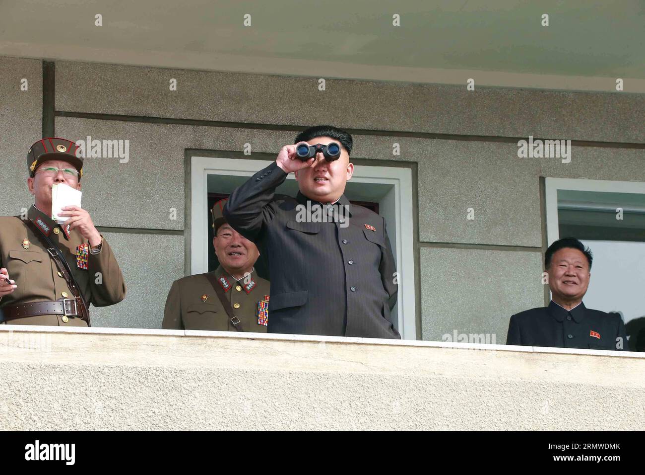 (141024) -- PYONGYANG, 24 octobre 2014 -- une photo fournie par l Agence centrale de presse coréenne () le 24 octobre 2014 montre le haut dirigeant de la République populaire démocratique de Corée (RPDC) Kim Jong un fournissant des conseils sur le terrain pour un exercice entre la grande unité combinée 526 DE LA KPA et l unité combinée 478 DE LA KPA. Kim Jong un a supervisé un exercice d'unités militaires combinées, a rapporté vendredi l'agence de presse officielle. RPDC-PYONGYANG-KIM JONG un-DRILL KCNA PUBLICATIONxNOTxINxCHN Pyongyang OCT 24 2014 photo fournie par l'Agence centrale de presse coréenne LE 24 2014 OCT montre LE meilleur leader des célébrités démocratiques République de Corée du Sud RPD Banque D'Images