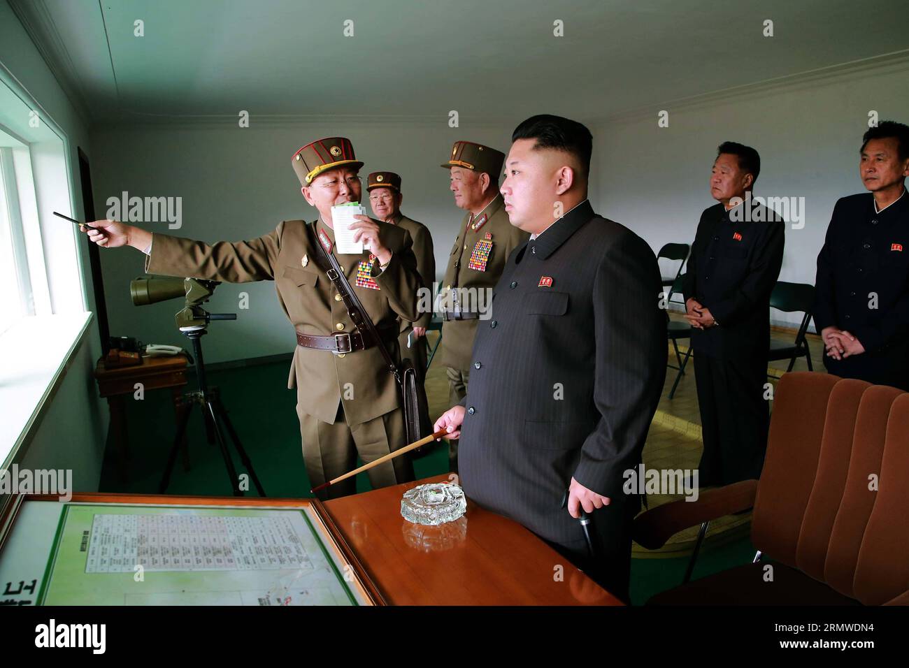 (141024) -- PYONGYANG, 24 octobre 2014 -- une photo fournie par l Agence centrale de presse coréenne () le 24 octobre 2014 montre le haut dirigeant de la République populaire démocratique de Corée (RPDC) Kim Jong un fournissant des conseils sur le terrain pour un exercice entre la grande unité combinée 526 DE LA KPA et l unité combinée 478 DE LA KPA. Kim Jong un a supervisé un exercice d'unités militaires combinées, a rapporté vendredi l'agence de presse officielle. RPDC-PYONGYANG-KIM JONG un-DRILL KCNA PUBLICATIONxNOTxINxCHN Pyongyang OCT 24 2014 photo fournie par l'Agence centrale de presse coréenne LE 24 2014 OCT montre LE meilleur leader des célébrités démocratiques République de Corée du Sud RPD Banque D'Images