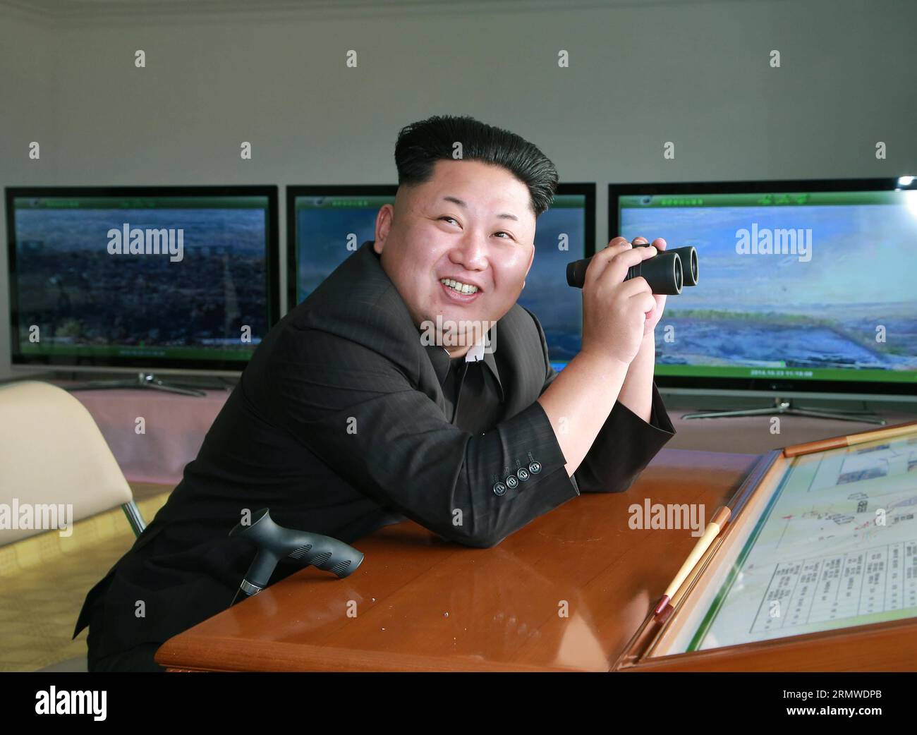 (141024) -- PYONGYANG, 24 octobre 2014 -- une photo fournie par l Agence centrale de presse coréenne () le 24 octobre 2014 montre le haut dirigeant de la République populaire démocratique de Corée (RPDC) Kim Jong un fournissant des conseils sur le terrain pour un exercice entre la grande unité combinée 526 DE LA KPA et l unité combinée 478 DE LA KPA. Kim Jong un a supervisé un exercice d'unités militaires combinées, a rapporté vendredi l'agence de presse officielle. RPDC-PYONGYANG-KIM JONG un-DRILL KCNA PUBLICATIONxNOTxINxCHN Pyongyang OCT 24 2014 photo fournie par l'Agence centrale de presse coréenne LE 24 2014 OCT montre LE meilleur leader des célébrités démocratiques République de Corée du Sud RPD Banque D'Images