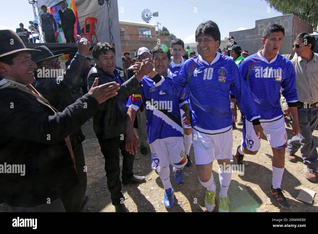 Le président bolivien Evo Morales (C) assiste à une cérémonie pour la livraison d’un champ de gazon synthétique dans la municipalité de Puerto Perez, province de Los Andes, Bolivie, le 25 octobre 2014. Enzo de Luca/) (da) (fnc) BOLIVIA-PUERTO PEREZ-POLITICS-MORALES ABI PUBLICATIONxNOTxINxCHN le président bolivien Evo Morales C assiste à une cérémonie pour la livraison d'un champ synthétique de Graß dans la municipalité de Puerto Perez Los Andes province Bolivie LE 25 2014 octobre Enzo de Luca FNC Bolivie Puerto Perez POLITICS Morales Abi PUBLICATIONXNOTXINXCHN Banque D'Images