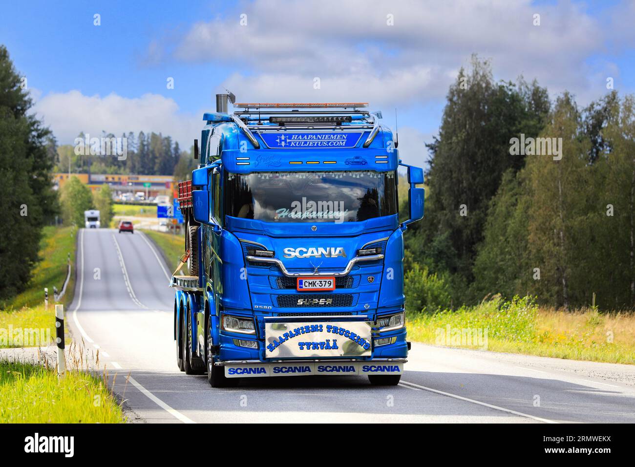 Camion Scania R580 bleu magnifiquement personnalisé de Haapaniemen Kuljetus Oy sur route. Pirkanmaa, Finlande. 10 août 2023. Banque D'Images