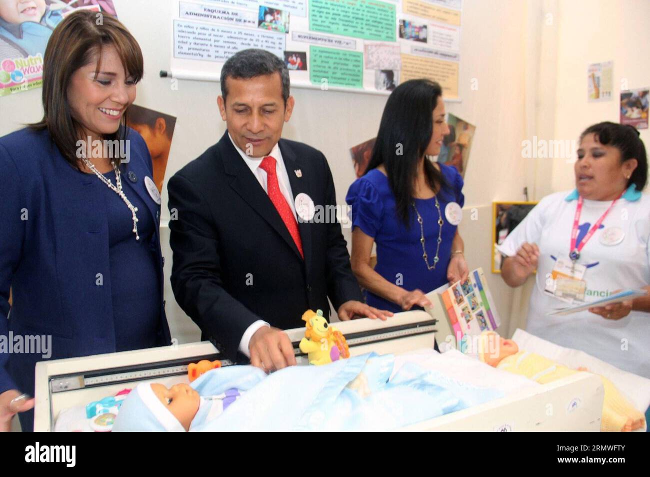 Le président péruvien Ollanta Humala (2e L) observe les jouets pour bébés lors de l'ouverture de la troisième semaine de l'inclusion sociale à Lima, Pérou, le 27 octobre 2014. PÉROU-LIMA-POLITICS-HUMALA ANDINA PUBLICATIONxNOTxINxCHN le président péruvien Ollanta Humala 2e l observe jouets pour bébés lors de l'ouverture de la troisième semaine sociale à Lima Pérou LE 27 2014 octobre Pérou Lima POLITICS Humala Andina PUBLICATIONxNOTxINxCHN Banque D'Images