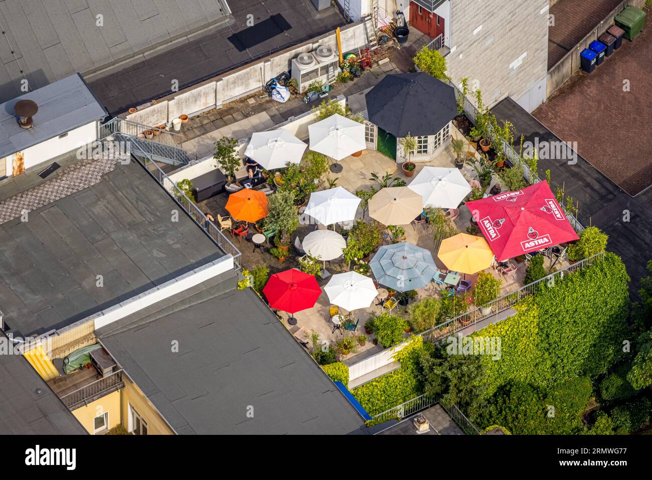 Vue aérienne, terrasse sur le toit café Leye dans la cour arrière avec parasols et pavillon, Witten, région de la Ruhr, Rhénanie du Nord-Westphalie, Allemagne, restauration extérieure, Bee Banque D'Images