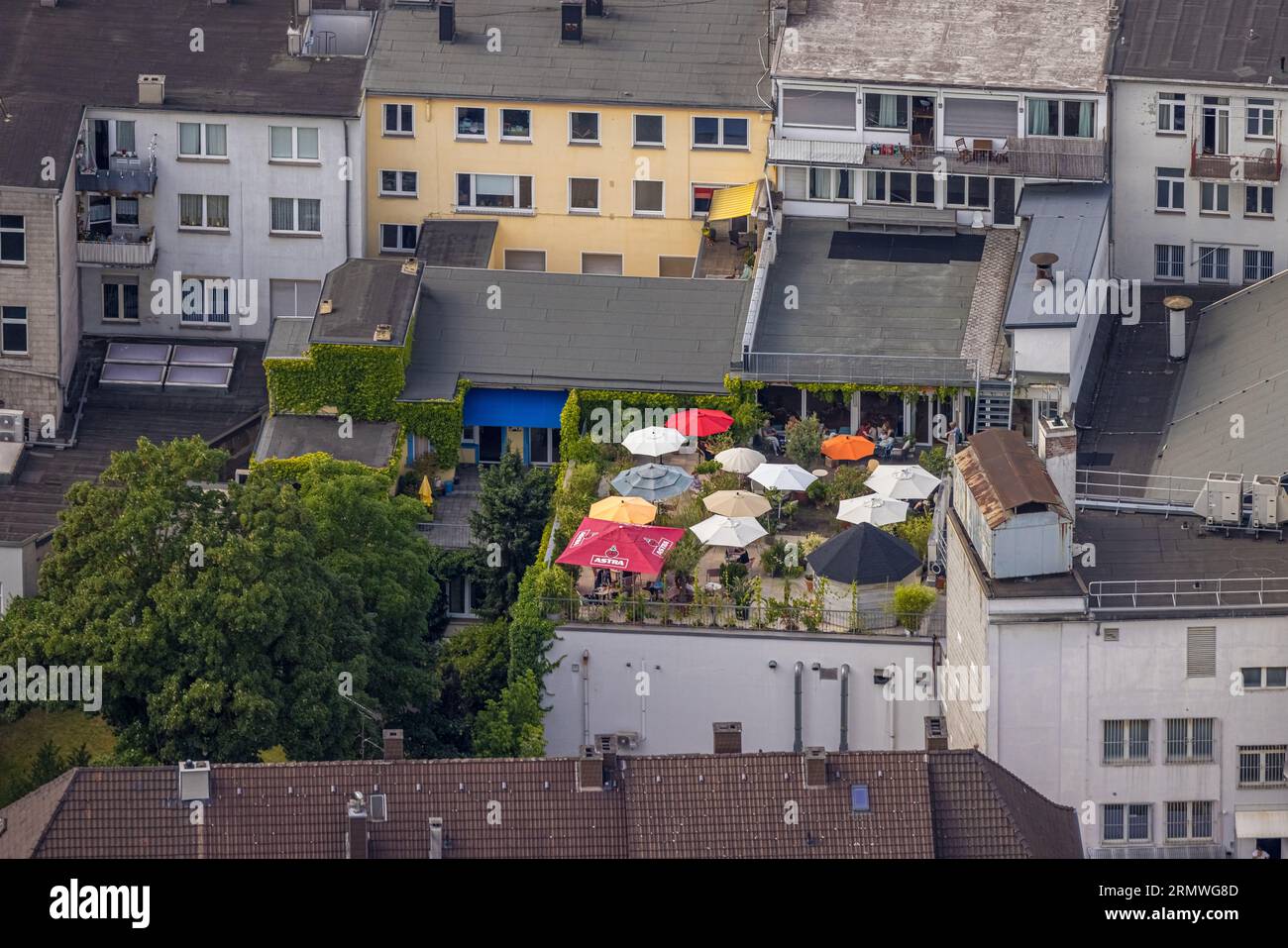 Vue aérienne, terrasse sur le toit café Leye dans la cour arrière avec parasols et pavillon, Witten, région de la Ruhr, Rhénanie du Nord-Westphalie, Allemagne, restauration extérieure, Bee Banque D'Images
