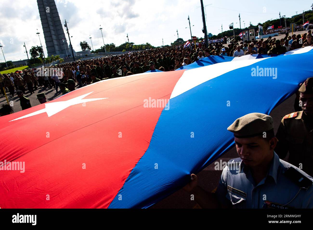 LA HAVANE -- les gens marchent de la place de la Révolution au bord de la mer pour offrir des fleurs à la mémoire de Camilo Cienfuegos, à la Havane, capitale de Cuba, le 28 octobre 2014. Cuba a célébré mardi le 55e anniversaire de la mort de Camilo Cienfuegos. Camilo, avec Fidel Castro et Che Guevara, sont les trois principaux commandants de la révolution cubaine. Il est mort dans un accident d'avion à l'âge de 27 ans. ) CUBA-LA HAVANE-CAMILO CIENFUEGOS-COMMÉMORATION LiuxBin PUBLICATIONxNOTxINxCHN les célébrités de la Havane défilent de la place révolutionnaire à la mer pour OFFRIR des fleurs pour commémorer Camilo Cienfuegos à Ha Banque D'Images