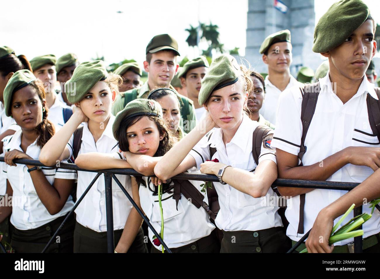 LA HAVANE -- les cadets de l'école Militay participent à une cérémonie commémorant Camilo Cienfuegos à la Havane, capitale de Cuba, le 28 octobre 2014. Des milliers de Cubains ont marché de la place de la Révolution jusqu'au bord de la mer pour offrir des fleurs à la mémoire de Camilo Cienfuegos mardi. Cuba a célébré mardi le 55e anniversaire de la mort de Camilo Cienfuegos. Camilo, avec Fidel Castro et Che Guevara, sont les trois principaux commandants de la révolution cubaine. Il est mort dans un accident d'avion à l'âge de 27 ans. ) CUBA-LA HAVANE-CAMILO CIENFUEGOS-COMMÉMORATION LiuxBin PUBLICATIONxNOTxINxCHN élèves de l'école de la Havane Banque D'Images