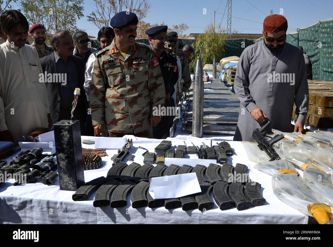 (141030) -- QUETTA, 30 octobre 2014 -- des officiers paramilitaires pakistanais du corps frontalier exposent des matériaux explosifs, des armes et des munitions récupérés lors d'une opération, dans le sud-ouest du Pakistan, à Quetta, le 30 octobre 2014. Frontier corps (FC) a déjoué une tentative terroriste majeure devant Ashura à Quetta jeudi en récupérant une énorme cache d'armes et d'explosifs, y compris des gilets suicides, alors qu'un habitant afghan a également été arrêté.) PAKISTAN-QUETTA-EXPLOSIFS-OPÉRATION-PRÉVENTION Asad PUBLICATIONxNOTxINxCHN Quetta OCT 30 2014 les officiers paramilitaires pakistanais du corps frontalier affichent explosif Ma Banque D'Images
