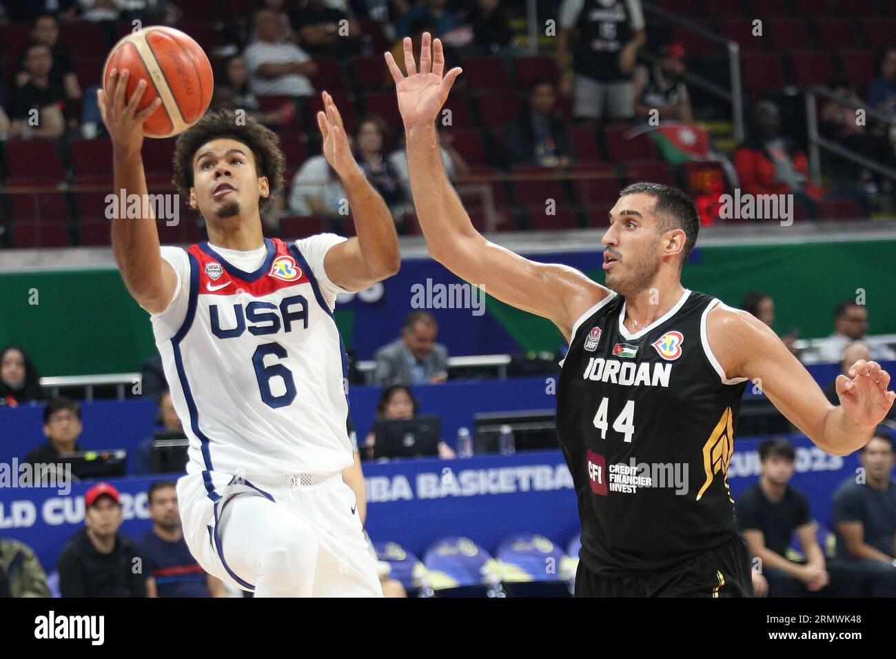 Pasay City, Philippines. 30 août 2023. CAM Johnson (6) des USA fait un lay-up sur Ahmad Dwairi (44) de Jordanie lors du match de groupe de coupe du monde de basket-ball FIBA entre les USA (blanc) et la Jordanie (noir). USA Won 110-62 (photo de Dennis Jerome Acosta/Pacific Press) crédit : Pacific Press Media production Corp./Alamy Live News Banque D'Images