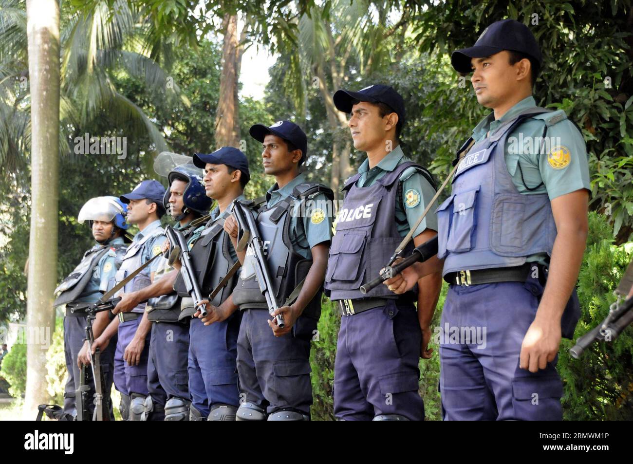 (141103) -- DHAKA, le 3 novembre 2014 -- la police monte la garde sur une route lors d'une grève de 72 heures à l'échelle du pays menée par le plus grand parti islamiste bangladais, Jamaat-e-Islami, exigeant la libération du chef de son parti à Dhaka, Bangladesh, le 3 novembre 2014. La semaine dernière, Jamaat a appelé au hartal de 72 heures pour jeudi (30 octobre), dimanche (2 novembre) et lundi (3 novembre) après que le Tribunal des crimes internationaux-1 ait prononcé la peine de mort à son chef Motiur Rahman Nizami. )(bxq) BANGLADESH-DHAKA-STRIKE SharifulxIslam PUBLICATIONxNOTxINxCHN Dhaka novembre 3 2014 police debout garde SUR une route pendant un 72 Hou du pays Banque D'Images