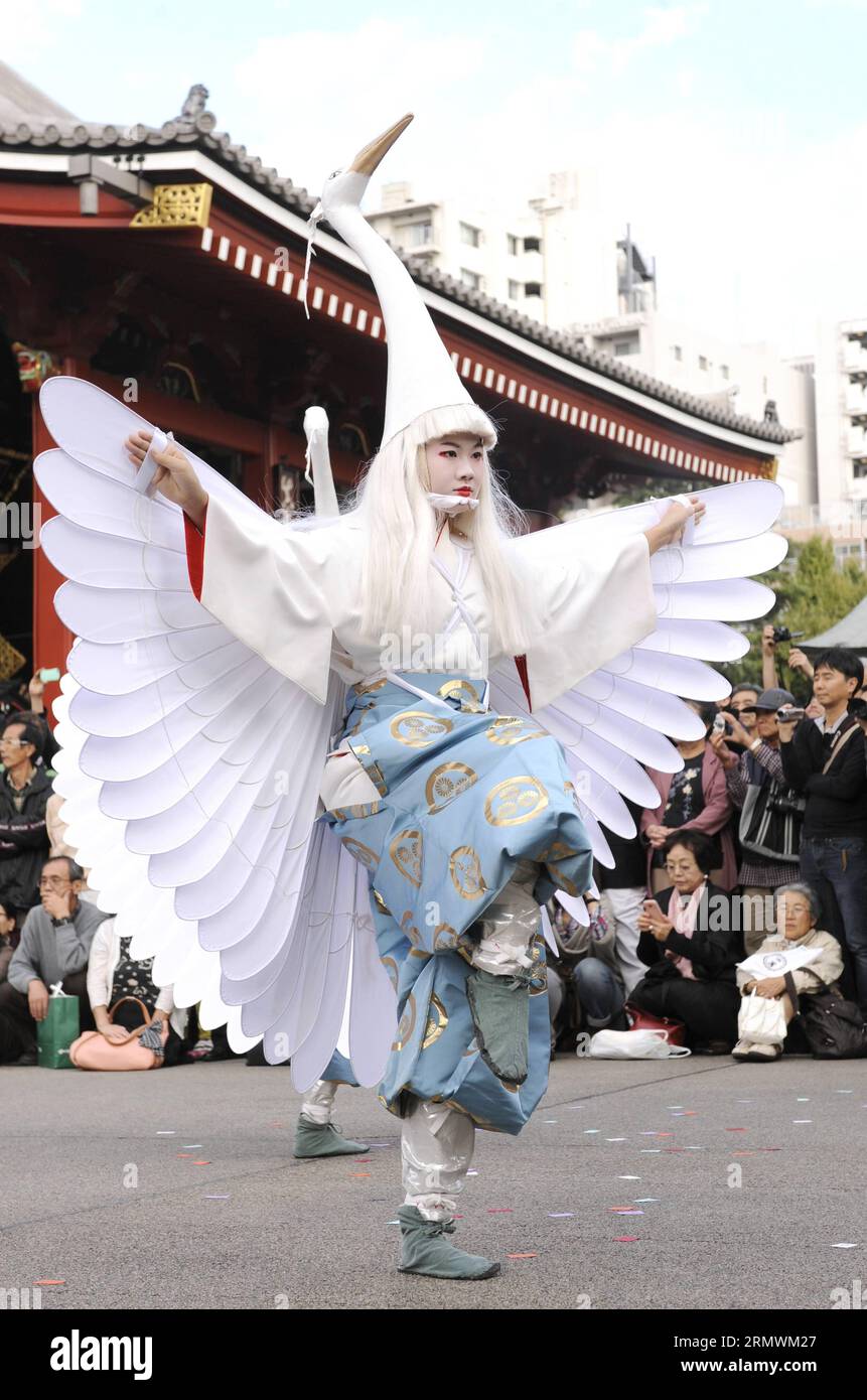 (141103) -- TOKYO, 3 novembre 2014 -- Une danseuse interprète Shirasagi no mai, ou la danse du héron blanc, au temple Sensoji à Tokyo, Japon, le 3 novembre 2014.) JAPAN-TOKYO-DANCE Stringer PUBLICATIONxNOTxINxCHN Tokyo nov. 3 2014 un danseur interprète No May or the White Heron Dance AU Temple Sensoji à Tokyo Japon nov. 3 2014 Japon Tokyo Dance Stringer PUBLICATIONxNOTxINxCHN Banque D'Images