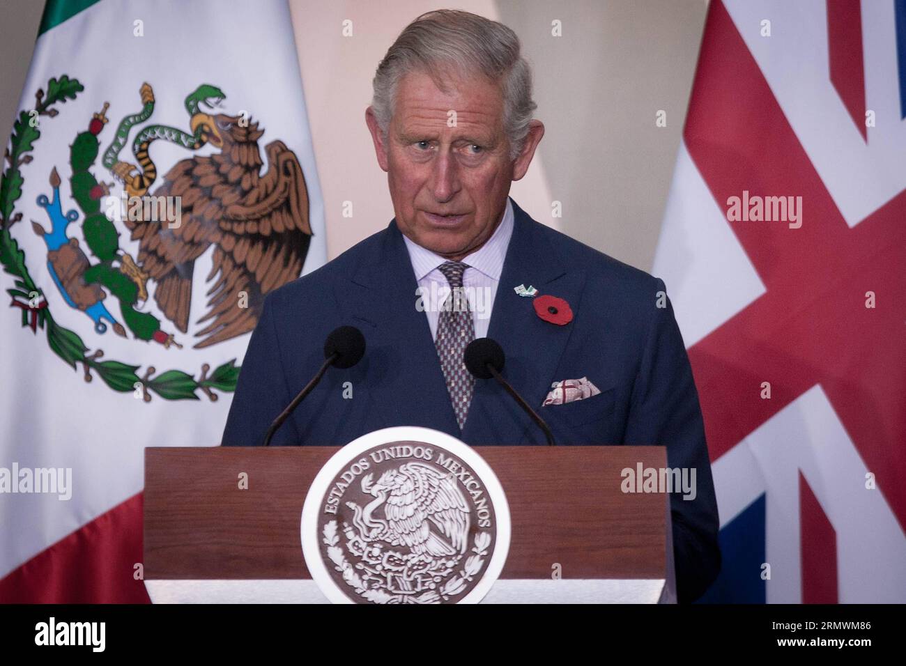 (141104) -- MEXICO, le 3 novembre 2014 -- le Prince Charles de Galles prononce un discours lors de la cérémonie de signature d'accords sur les questions d'éducation, au Palais national de Mexico, capitale du Mexique, le 3 novembre 2014. le Prince Charles de Galles et son épouse, Camila, duchesse de Cornouailles, ont entamé dimanche une visite de quatre jours au Mexique, à l ' invitation du Gouvernement pour renforcer les relations bilatérales. Pedro Mera) (azp) MEXICO-MEXICO CITY-UNITED KINGDOM-SOCIETY-ROYALTY e PedroxMera PUBLICATIONxNOTxINxCHN Mexico City novembre 3 2014 le Prince Charles de Galles prononce un discours lors de la cérémonie de signature o Banque D'Images