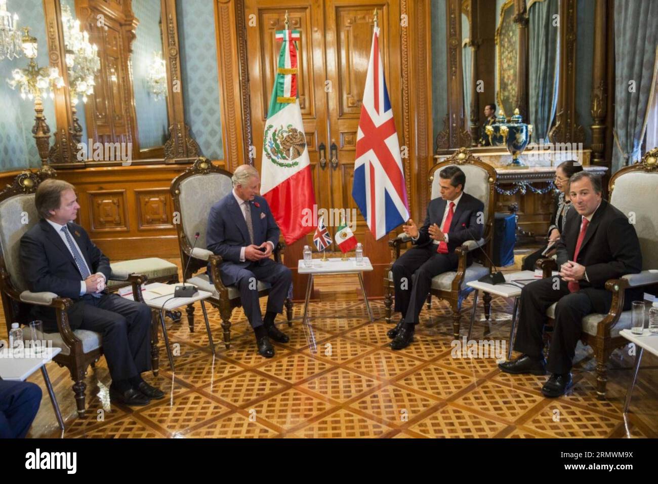 (141104) -- MEXICO, 4 novembre 2014 -- image fournie par montre le président mexicain, Enrique Pena Nieto (3e L), s'entretient avec le prince Charles de Galles (2e L), lors d'une réunion au Palais national, Mexico, capitale du Mexique, le 3 novembre 2014. Le prince Charles de Galles et son épouse, Camila, duchesse de Cornouailles, ont entamé dimanche une visite de quatre jours au Mexique, invitée par le gouvernement afin de renforcer les relations bilatérales. (azp) MEXICO-MEXICO CITY-UNITED KINGDOM-SOCIETY-ROYALTY MEXICO SxPRESIDENCY PUBLICATIONxNOTxINxCHN Mexico City novembre 4 2014 image fournie par le président MEXICAIN Enrique PE Banque D'Images