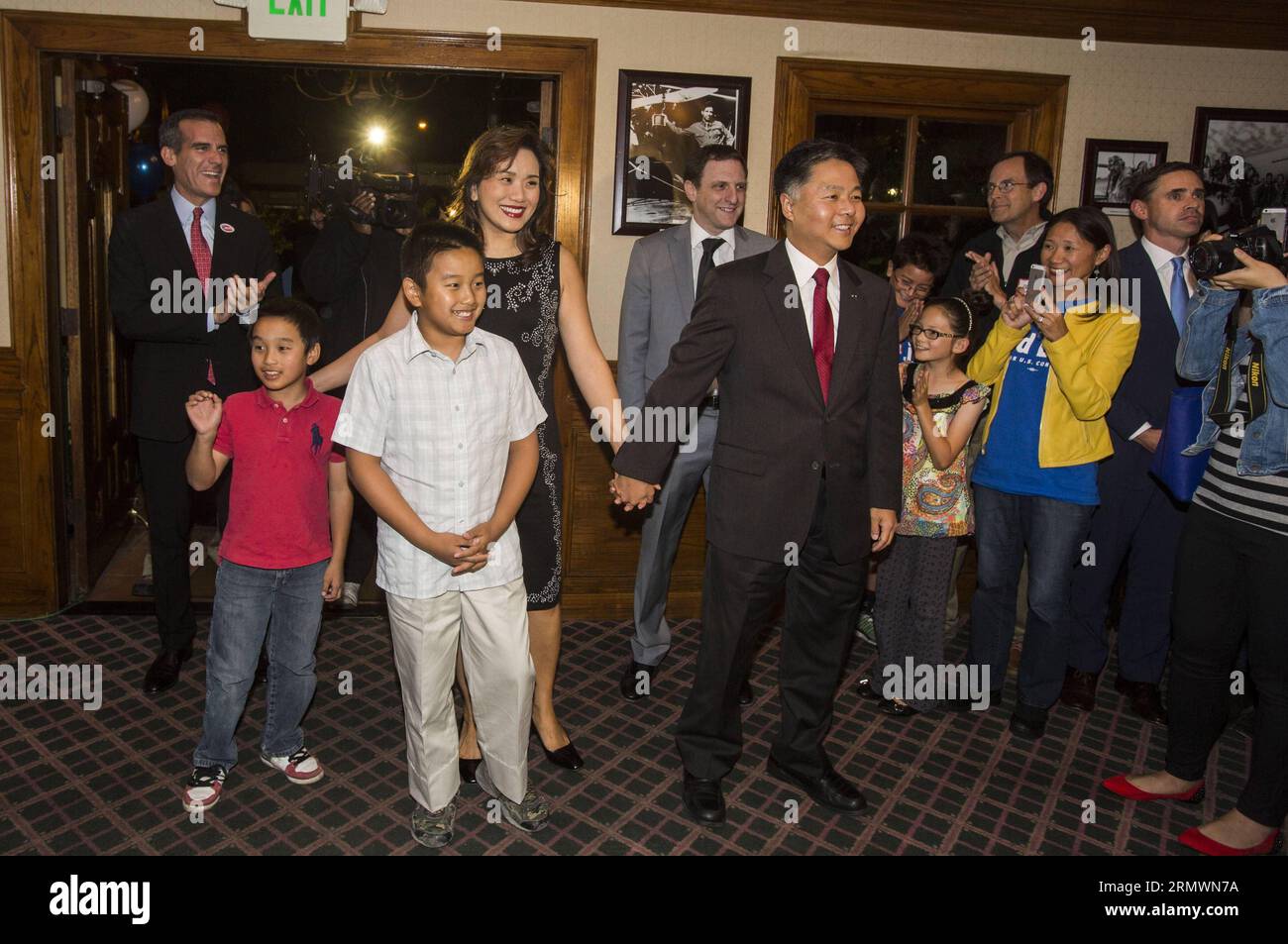 (141105) -- LOS ANGELES, 4 novembre 2014 -- Parti démocrate le sénateur de l'État de Californie Ted W. lieu (1e R, avant) avec sa famille et le maire de Los Angeles Eric Garcetti (1e L, arrière) assistent à une soirée électorale à Los Angeles, États-Unis, le 4 novembre 2014. Ted W. lieu a été le troisième sino-américain à être élu au Congrès américain au cours des élections de mi-mandat de cette année. États-Unis-LOS ANGELES-ÉLECTIONS DE MI-MANDAT ZhaoxHanrong PUBLICATIONxNOTxINxCHN Los Angeles novembre 4 2014 Parti démocrate California State Senator Ted W lieu 1st r Front with HIS Family and Los Angeles City Mayor Eric Garcetti 1st l Banque D'Images