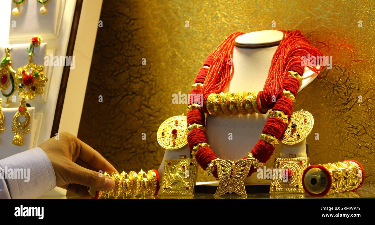 Nepali necklace Banque de photographies et d images a haute resolution Alamy