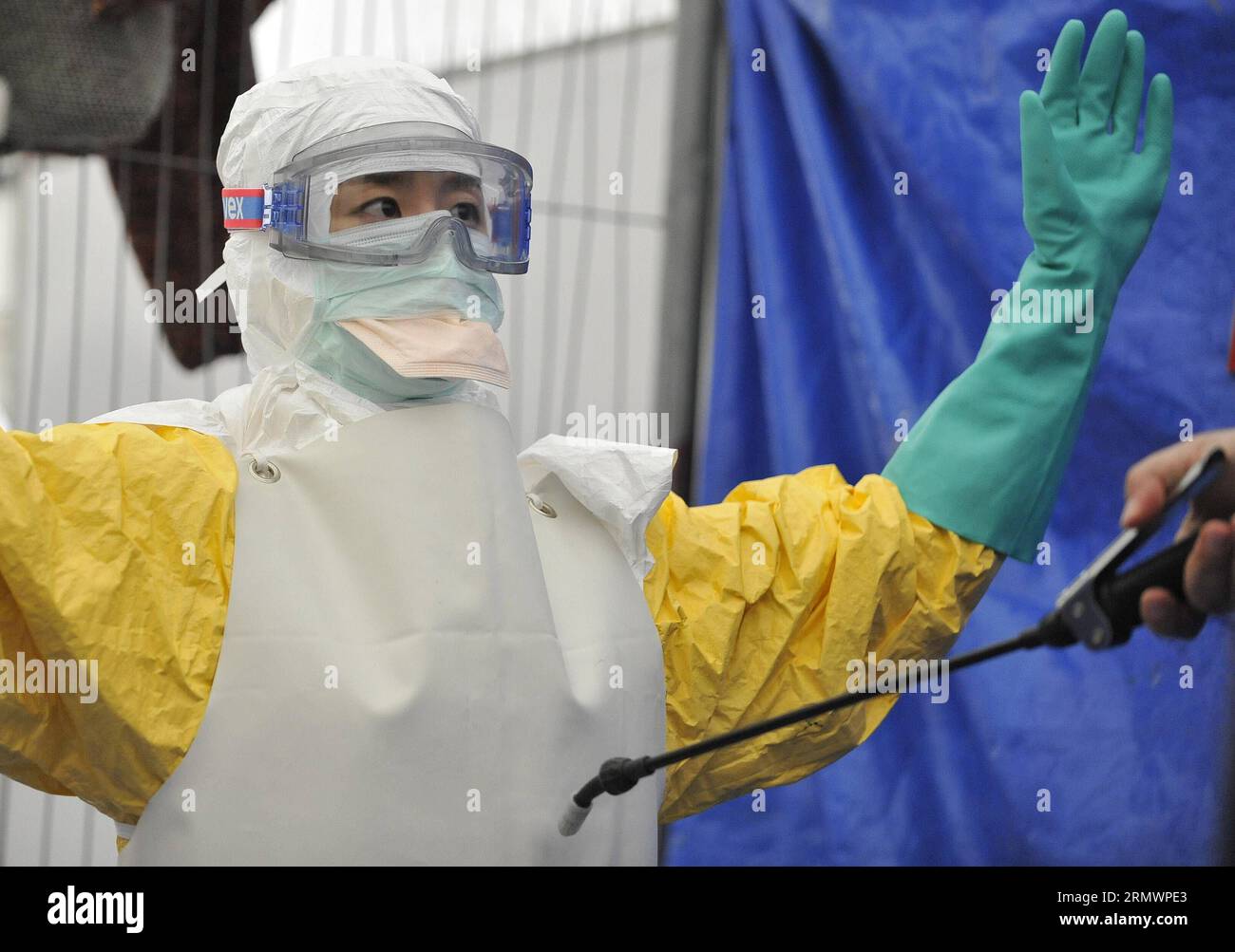 TECHNIK UND WISSENSCHAFT Ebola-Schutzttraining fuer Freiwillige Helfer in Bruessel (141107) -- BRUXELLES, 7 novembre 2014 -- un bénévole reçoit une formation sur la façon de s’habiller et de déhabiller les équipements de protection individuelle, qui vise à faire face à la maladie Ebola en Afrique de l’Ouest, dans un centre de formation de médecins sans frontières (médecins sans frontières) à Bruxelles en Belgique, le 7 novembre 2014. Les volontaires sont prêts à partir pour l'Afrique de l'Ouest dans les jours ou semaines à venir. BELGIQUE-BRUXELLES-EBOLA-FORMATION MÉDICALE YexPingfan PUBLICATIONxNOTxINxCHN technologie et Science Ebola pour l'aide volontaire en Bruxelles Banque D'Images