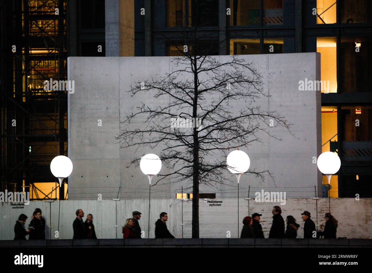 Les visiteurs voient une installation lumineuse de ballons le long du parcours de l'ancien mur de Berlin sur un site commémoratif du mur de Berlin à Berlin, en Allemagne, le 8 novembre 2014. Quelque 8000 ballons blancs lumineux ont été installés à Berlin du 7 au 9 novembre pour commémorer le 25e anniversaire de la chute du mur de Berlin. (Dzl) ALLEMAGNE-BERLIN-BALLONS-MUR DE BERLIN ZhangxFan PUBLICATIONxNOTxINxCHN visiteurs Voir une installation lumineuse de ballons le long du cours de l'ancien mur de Berlin SUR un site commémoratif du mur de Berlin Allemagne LE 8 2014 novembre quelque 8000 ballons blancs lumineux ont été placés à Berlin du 7 au 9 novembre pour commemor Banque D'Images