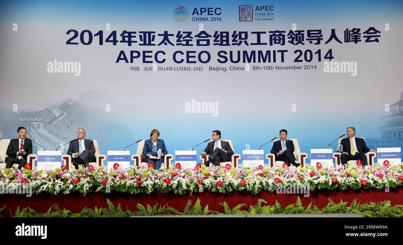 Président du Forum Asia Inc Timothy ONG, président mondial de PricewaterhouseCoopers International Ltd Dennis Nally, Président chilien Michelle Bachelet, Directeur général de l'Organisation mondiale du commerce (OMC) Roberto Azevedo, Président de COFCO Corporation Frank Ning et Président-directeur général de Caterpillar Inc Doug Oberhelman (de gauche à droite) assiste à l'ouverture du Sommet 2014 des PDG de la coopération économique Asie-Pacifique (APEC) à Beijing, capitale de la Chine, le 9 novembre 2014. ) (lmm) (APEC 2014) CHINA-BEIJING-APEC-CEO SUMMIT-OPENING (CN) JinxLiwang PUBLICATIONxNOTxINxCHN Président du Forum Asie Inc Timothy ONG Global Cha Banque D'Images