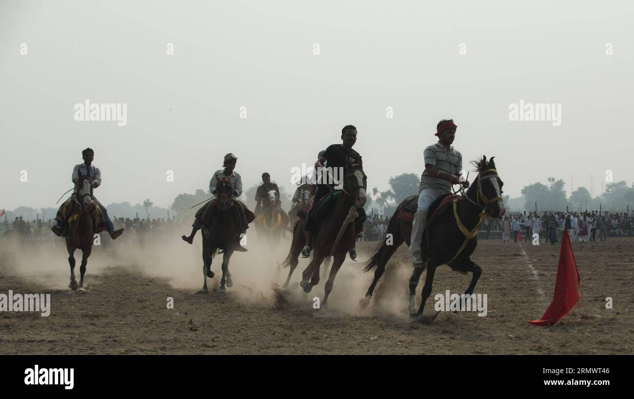 Les jockeys traditionnels indiens prennent part à une course de chevaux lors de la foire annuelle du bétail Sonepur, à environ 25 km de Patna, en Inde, le 9 novembre 2014. La foire a eu lieu au confluent du Gange et du Gandak.) INDIA-PATNA-HORCE-RACE TumpaxMondal PUBLICATIONxNOTxINxCHN les jockeys traditionnels indiens prennent part à une course de chevaux pendant la foire annuelle Sonepur Cattle Fair à environ 25 km de Patna Inde LE 9 2014 novembre la foire quel héros À la confluence de la rivière Gange et de l'Inde Patna Horce Race PUBLICATIONxNOTxINxCHN Banque D'Images