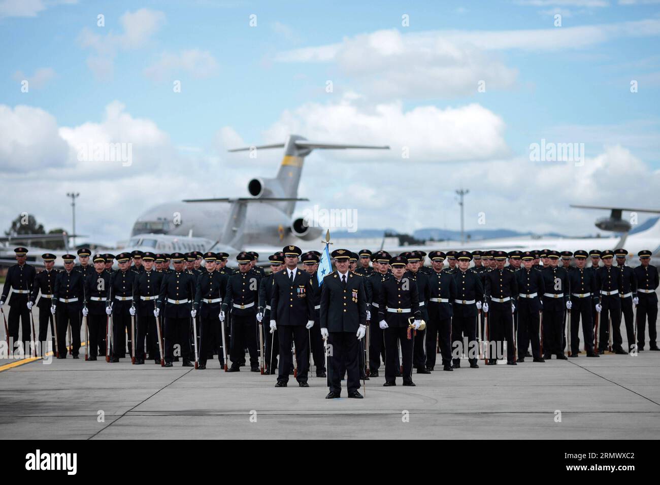 (141113) -- BOGOTA, le 13 novembre 2014 -- les cadets participent à une cérémonie marquant le 95e anniversaire de la fondation de l'armée de l'air colombienne à la base militaire du Commandement aérien pour le transport militaire à Bogota, capitale de la Colombie, le 13 novembre 2014. Jhon Paz) (jg) COLOMBIA-BOGOTA-MILITARY-ANNIVERSARY e Jhonpaz PUBLICATIONxNOTxINxCHN Bogota nov 13 2014 les cadets participent à une cérémonie marquant le 95e anniversaire de la fondation de la force aérienne colombienne À la base militaire du Commandement aérien pour le transport militaire à Bogota capitale de la Colombie LE 13 2014 nov Jhon Paz JG Colombia Bogota militaire Banque D'Images