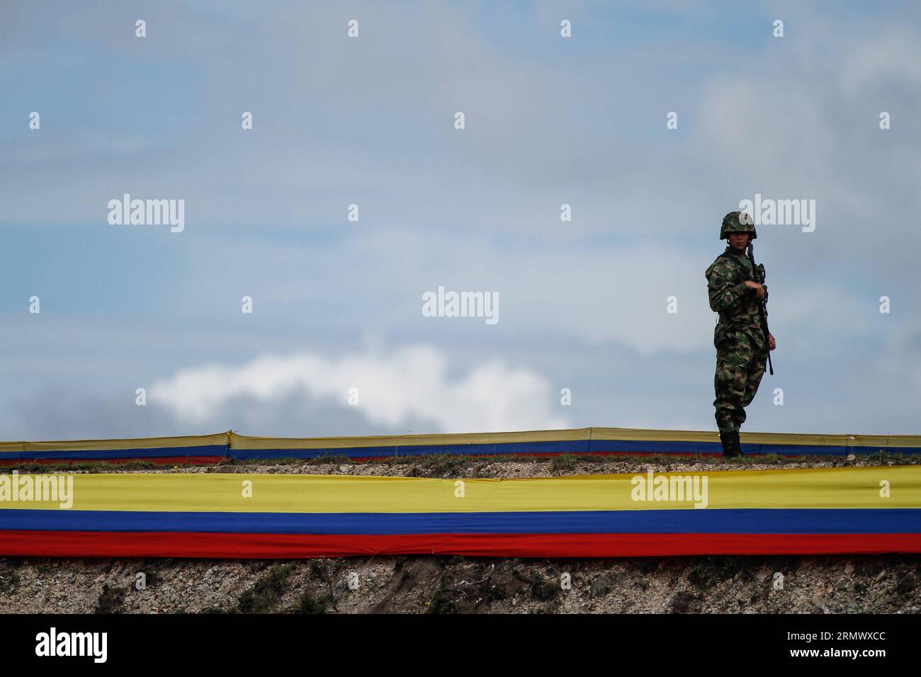 (141113) -- BOGOTA, 13 novembre 2014 -- Un soldat monte la garde lors d'une cérémonie marquant le 95e anniversaire de la fondation de l'armée de l'air colombienne à la base militaire du Commandement aérien pour le transport militaire à Bogota, capitale de la Colombie, le 13 novembre 2014. Jhon Paz) (jg) COLOMBIA-BOGOTA-MILITARY-ANNIVERSARY e Jhonpaz PUBLICATIONxNOTxINxCHN Bogota nov 13 2014 un soldat monte la garde lors d'une cérémonie marquant le 95e anniversaire de la fondation de l'armée de l'air colombienne à la base militaire du Commandement aérien pour le transport militaire à Bogota capitale de la Colombie LE 13 2014 nov Jhon Paz JG Colo Banque D'Images