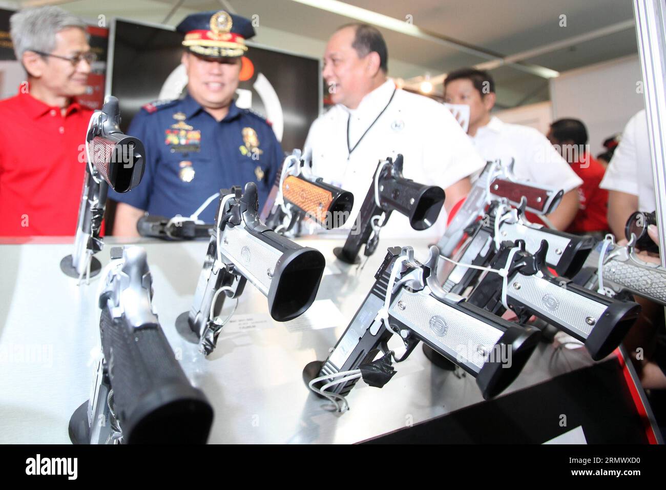 (141113) -- MANDALUYONG CITY, 13 novembre 2014 -- le chef de la police nationale philippine (PNP), Genral Alan Purisima (C), regarde des armes exposées au 22e salon de la défense et des armes sportives à Mandaluyong City, aux Philippines, le 13 novembre 2014. L ' exposition présentait diverses armes à feu et munitions, visant à promouvoir la propriété responsable des armes à feu dans le pays. (Lmz) PHILIPPINES-MANDALUYONG CITY-GUN SHOW RouellexUmali PUBLICATIONxNOTxINxCHN Mandaluyong City novembre 13 2014 le chef de la PNP de la police nationale philippine Genral Alan PURISIMA C regarde LES armes exposées AU 22e salon de la Défense et des armes sportives à Manda Banque D'Images