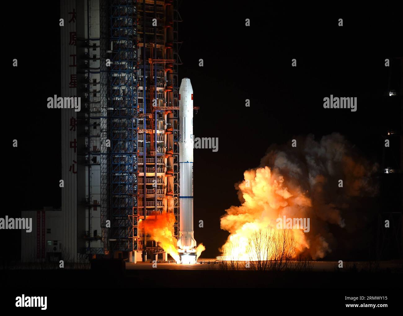 Une fusée longue March-2C transportant le satellite de télédétection Yaogan-23 explose depuis la rampe de lancement du Centre de lancement de Taiyuan à Taiyuan, capitale de la province du Shanxi du nord de la Chine, le 14 novembre 2014. Le satellite, qui a été lancé samedi à 2:53 heures du matin, sera utilisé pour des expériences scientifiques, l'étude des ressources naturelles, l'estimation des rendements des cultures et les secours en cas de catastrophe. Le lancement marque le 198e vol de la série de fusées long March.) (mp) CHINA-TAIYUAN- SATELLITE-LAUNCH (CN) YanxYan PUBLICATIONxNOTxINxCHN une fusée porteuse longue Mars 2C portant le Yaogan 23 Remote Sensing sa Banque D'Images