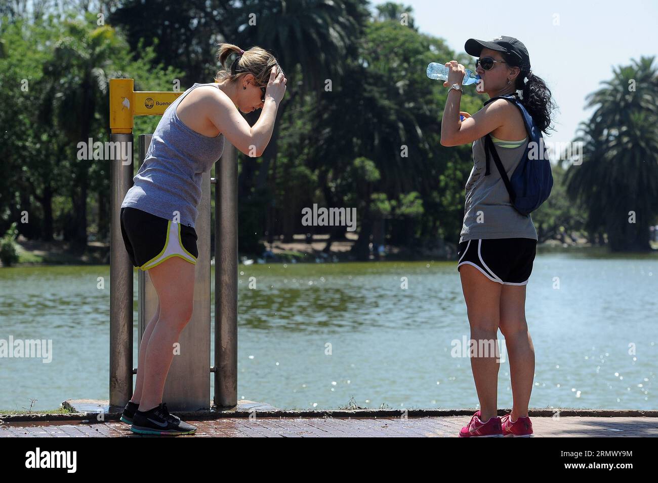 Deux femmes se rafraichissent à Buenos Aires, capitale de l’Argentine, le 15 novembre 2014. La chaleur revenait à la ville et la température augmenterait au-dessus de 30 degrés Celsius samedi et les jours suivants, selon le National Weather Service. Jose Romero/TELAM) (da) ARGENTINA-BUENOS AIRES-ENVIRONMENT-WEATHER e TELAM PUBLICATIONxNOTxINxCHN deux femmes se rafraîchissent à Buenos Aires capitale de l'Argentine LE 15 2014 novembre la chaleur est retournée à la ville et la température augmenterait au-dessus de 30 degrés Celsius samedi et jours selon le Service météorologique national Jose Romero Telam Banque D'Images