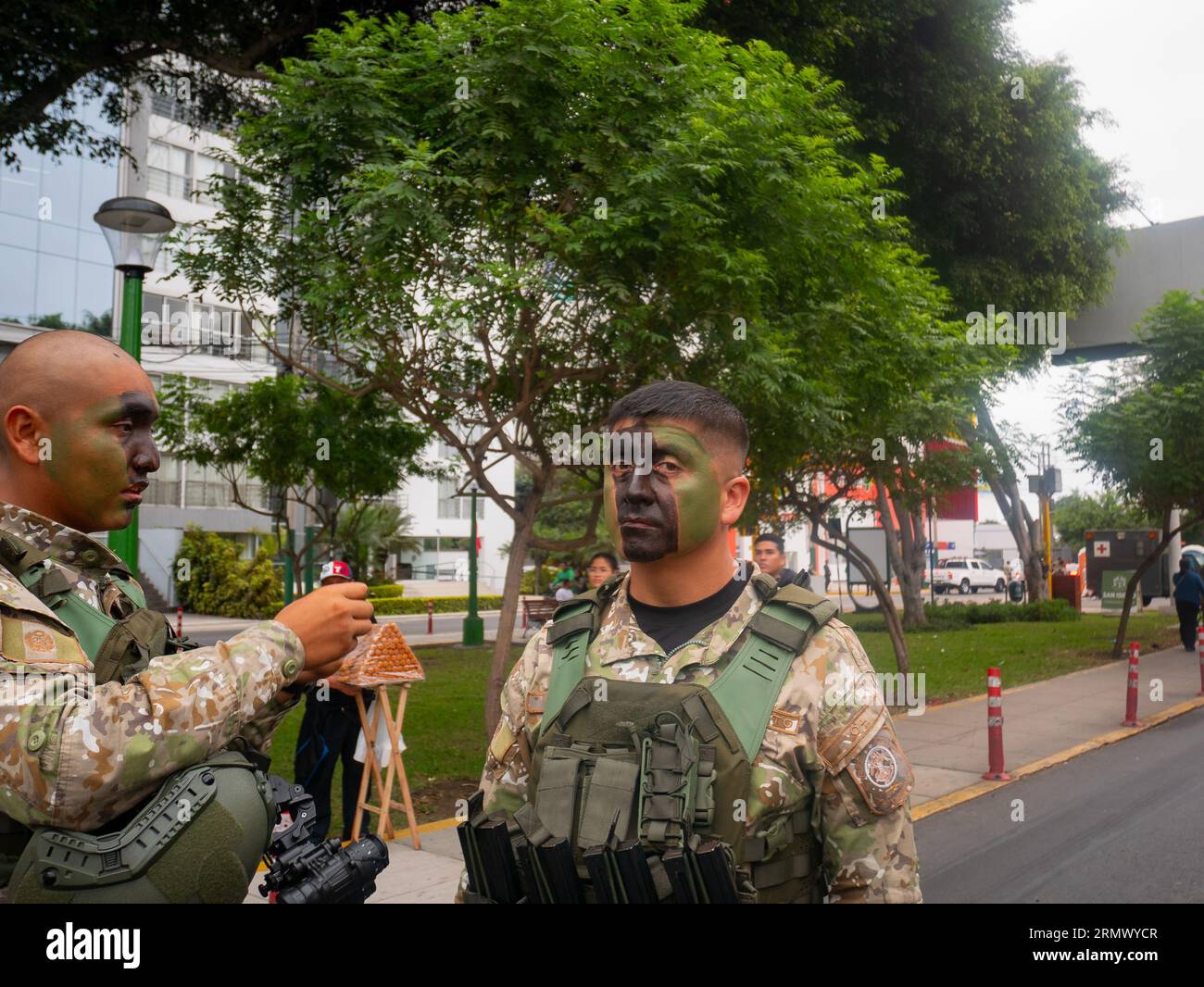 Lima, Pérou - juillet 29 2023 : homme péruvien avec peinture faciale noire et verte, portant des vêtements de camouflage et un gilet pare-balles, dans le jour de l'indépendance M. Banque D'Images