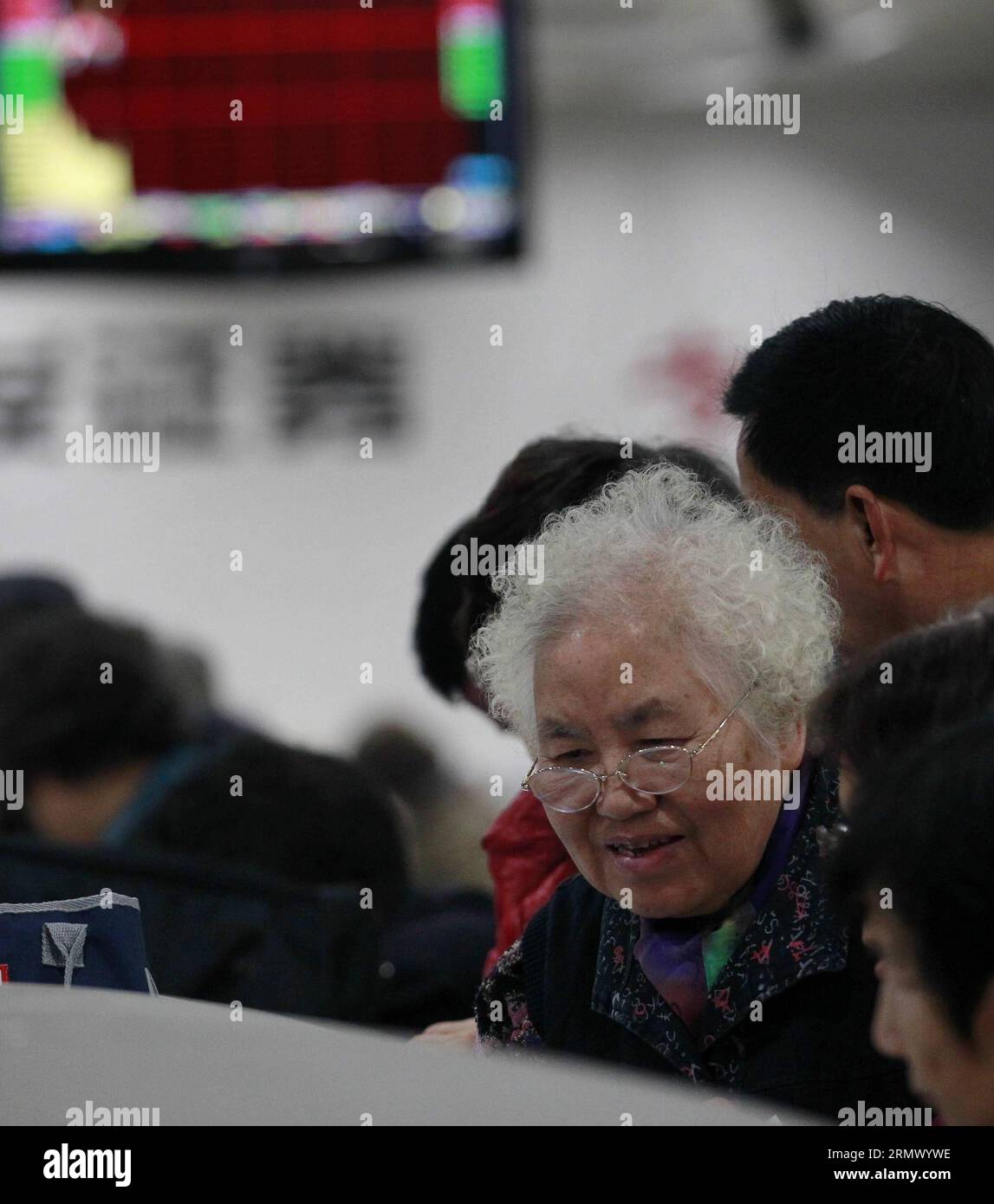 Les investisseurs vérifient les actions dans une salle de commerce d’une société de valeurs mobilières à Shanghai, dans l’est de la Chine, le 17 novembre 2014. Le site historique Shanghai-Hong Kong stock Connect, qui vise à relier les bourses de Hong Kong et de Shanghai, a été officiellement lancé lundi. (wf) CHINA-SHANGHAI-HONG KONG STOCK CONNECT (CN) DingxTing PUBLICATIONxNOTxINxCHN investisseurs Vérifiez les actions À un Trading Hall d'une société de valeurs mobilières à Shanghai East China Nov 17 2014 le Landmark Shanghai Hong Kong Stick Connect qui vise À lier les échanges Stick de Hong Kong et Shanghai ce qui a officiellement lancé LE lundi WF Banque D'Images