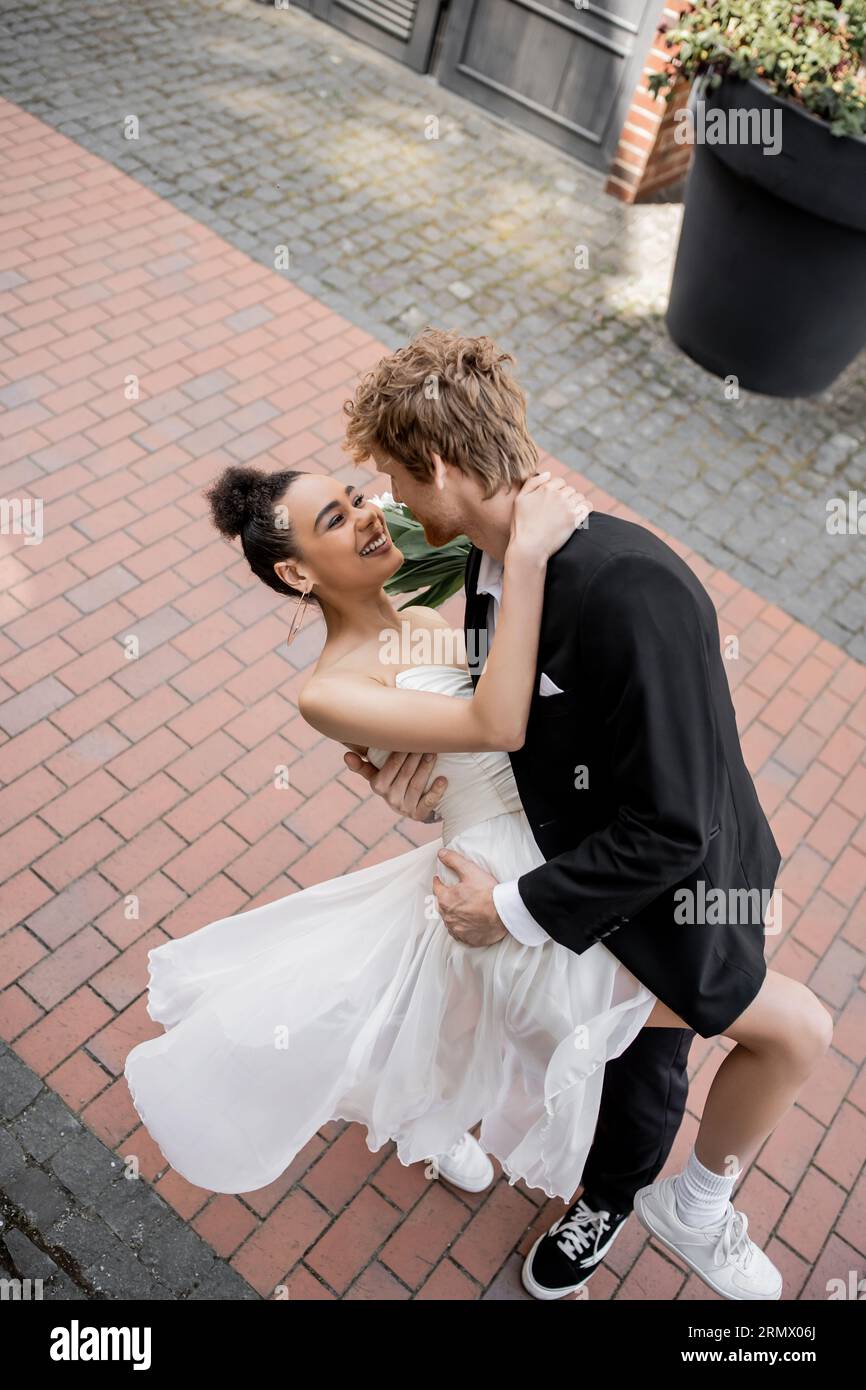 amour en ville, élégant couple multiethnique serrant dans la rue, joie, bonheur Banque D'Images