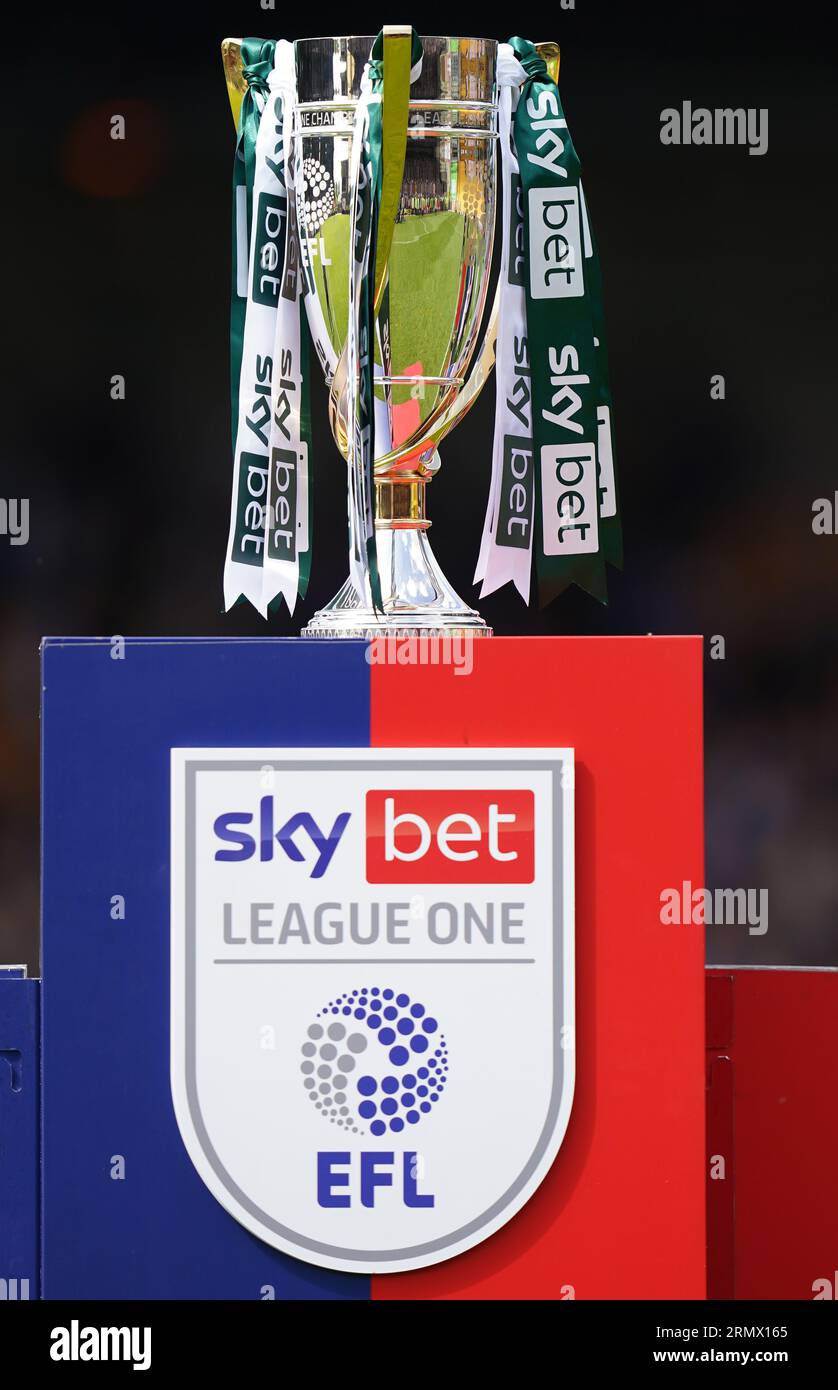 Trophée EFL League One avant le match Sky Bet League One à Vale Park, Stoke-on-Trent. Date de la photo : dimanche 7 mai 2023. Banque D'Images