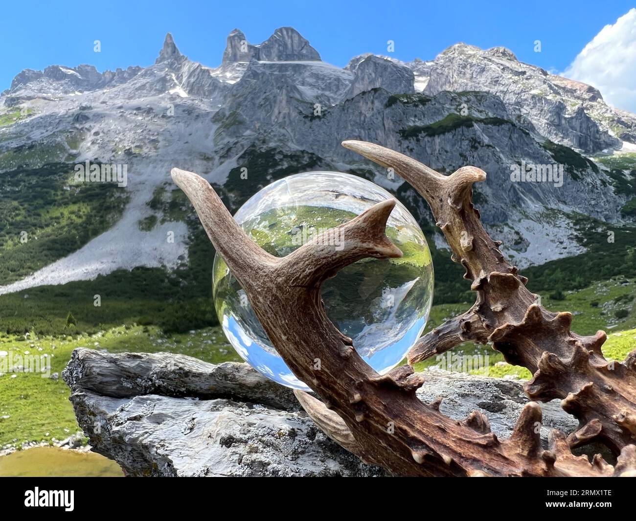 Nature morte d'impressionnants bois de roebuck (trophée de chasse), à côté de la boule de Lens, boule de cristal, avec des reflets de la vallée du Gauertal (Montafon, Vorarlberg) Banque D'Images
