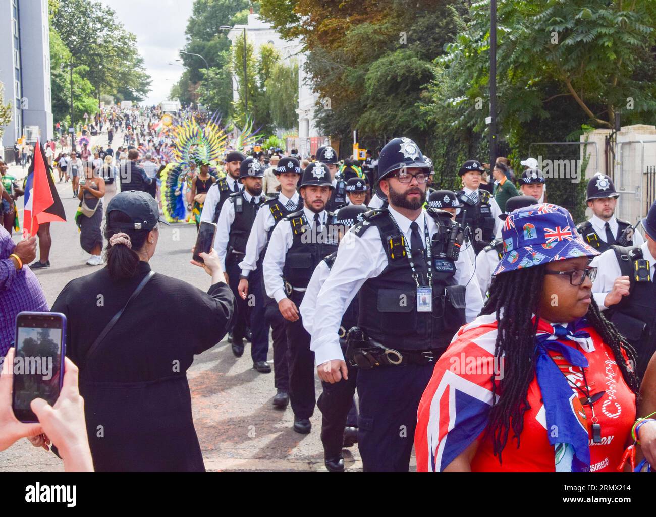 Londres, Royaume-Uni. 28 août 2023. Les policiers prennent position lors du défilé le deuxième jour du Carnaval de Notting Hill de cette année. Banque D'Images