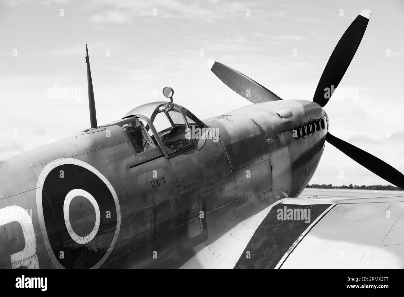 Chasseur WW2, Supermarine, Spitfire Mk1Xe, niveau bas, MK356 de la bataille d'Angleterre Memorial Flight, RAF. Sur le tablier de la RAF Syerston, Angleterre. La lettre A. Banque D'Images