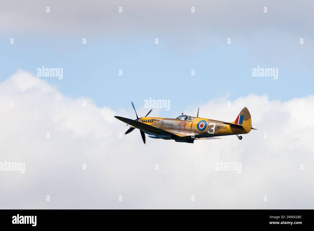 Chasseur WW2, Supermarine, Spitfire Mk1Xe, niveau bas, MK356 de la bataille d'Angleterre Memorial Flight, RAF. Vol à la RAF Syerston, Angleterre. L'aircraf Banque D'Images