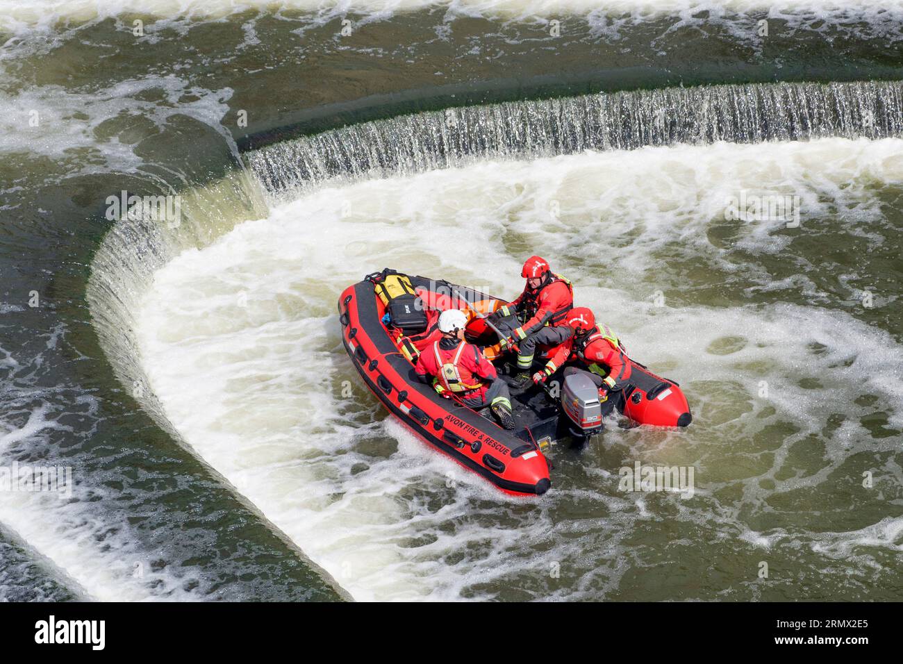Les membres du Avon Fire & Rescue Service sont photographiés alors qu'ils s'entraînent dans un bateau de sauvetage dans la rivière Avon à Pulteney Weir à Bath Banque D'Images
