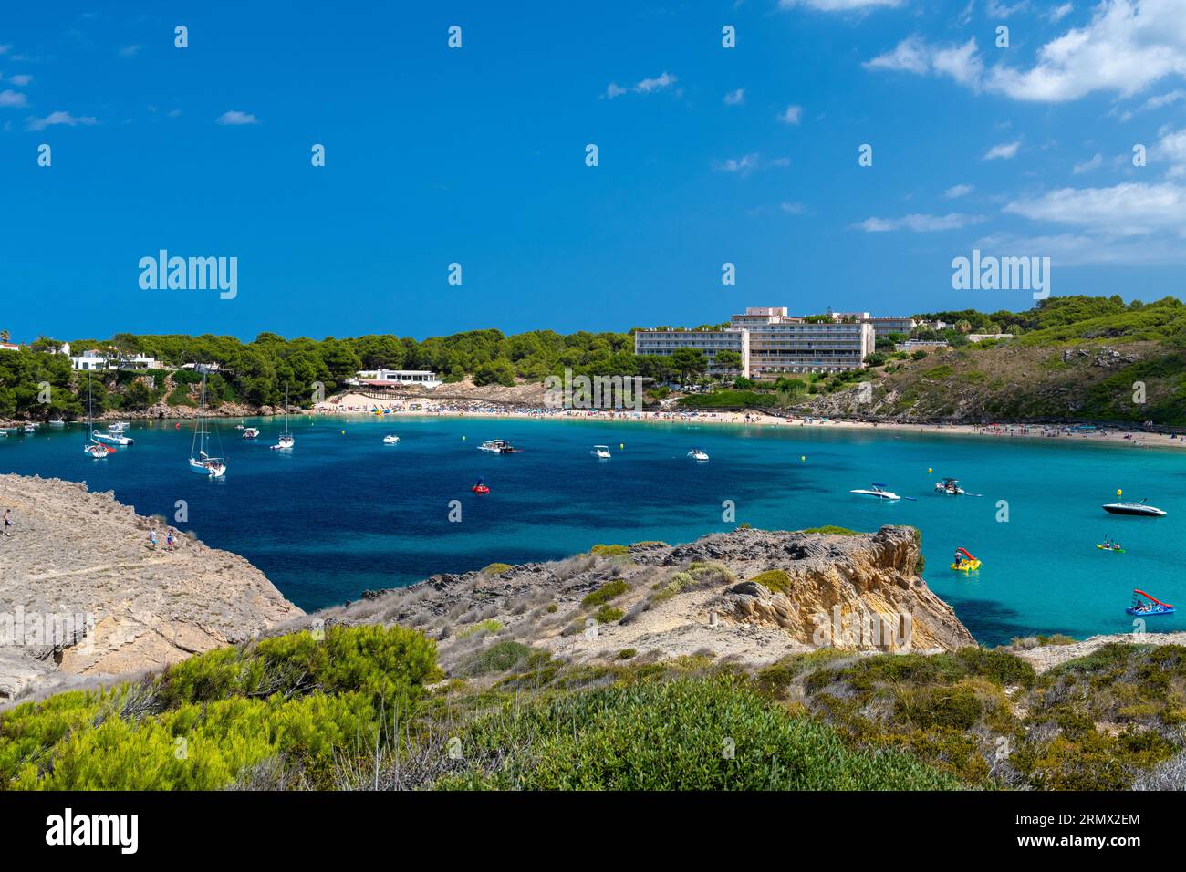 Une vue sur le front de mer de Arenal d'en Castell Menorca Espagne Banque D'Images