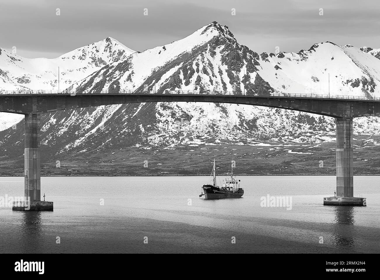 Photo en noir et blanc de la drague aspirante à tuyau traînant, Gerd STENSEN, dragage du chenal de navigation en eau profonde sous le pont de Andøy, Risøyhamn Banque D'Images