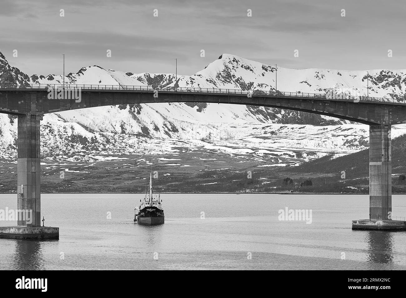 Photo en noir et blanc de la drague aspirante à tuyau traînant, GERD STENSEN, repousse le chenal de navigation en eau profonde sous le pont de Andøy, Risøyhamn Banque D'Images