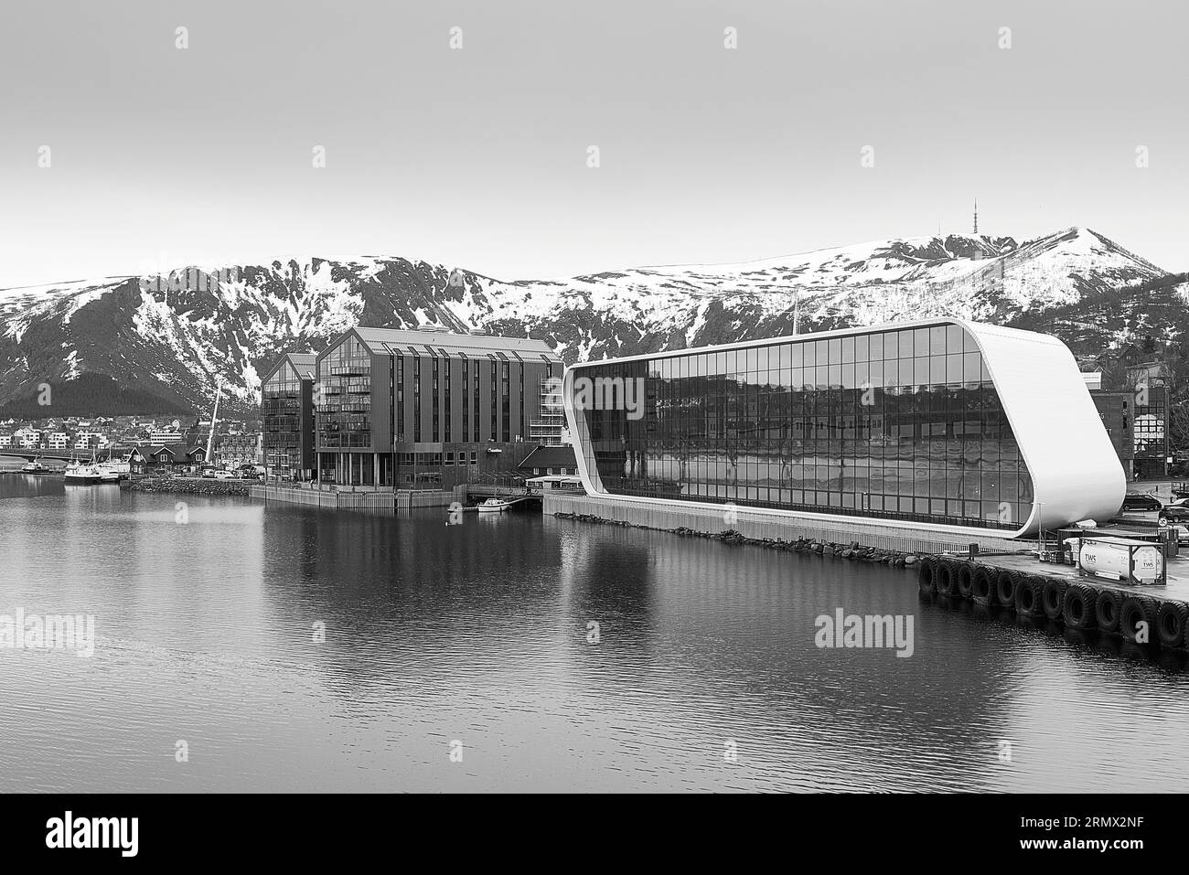 Photo en noir et blanc du Norwegian Coastal Express Museum contenant le navire historique de la Vesterålen Steamship Company MS Finnmarken, Norvège. Banque D'Images