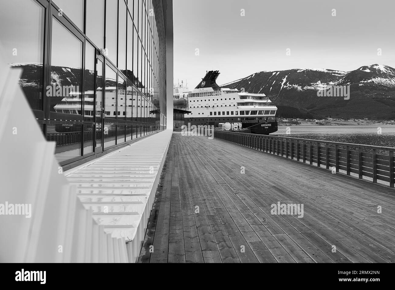 Photo en noir et blanc du musée norvégien contemporain Coastal Express contenant le navire historique de la Vesterålen Steamship Company MS Finnmarken Banque D'Images