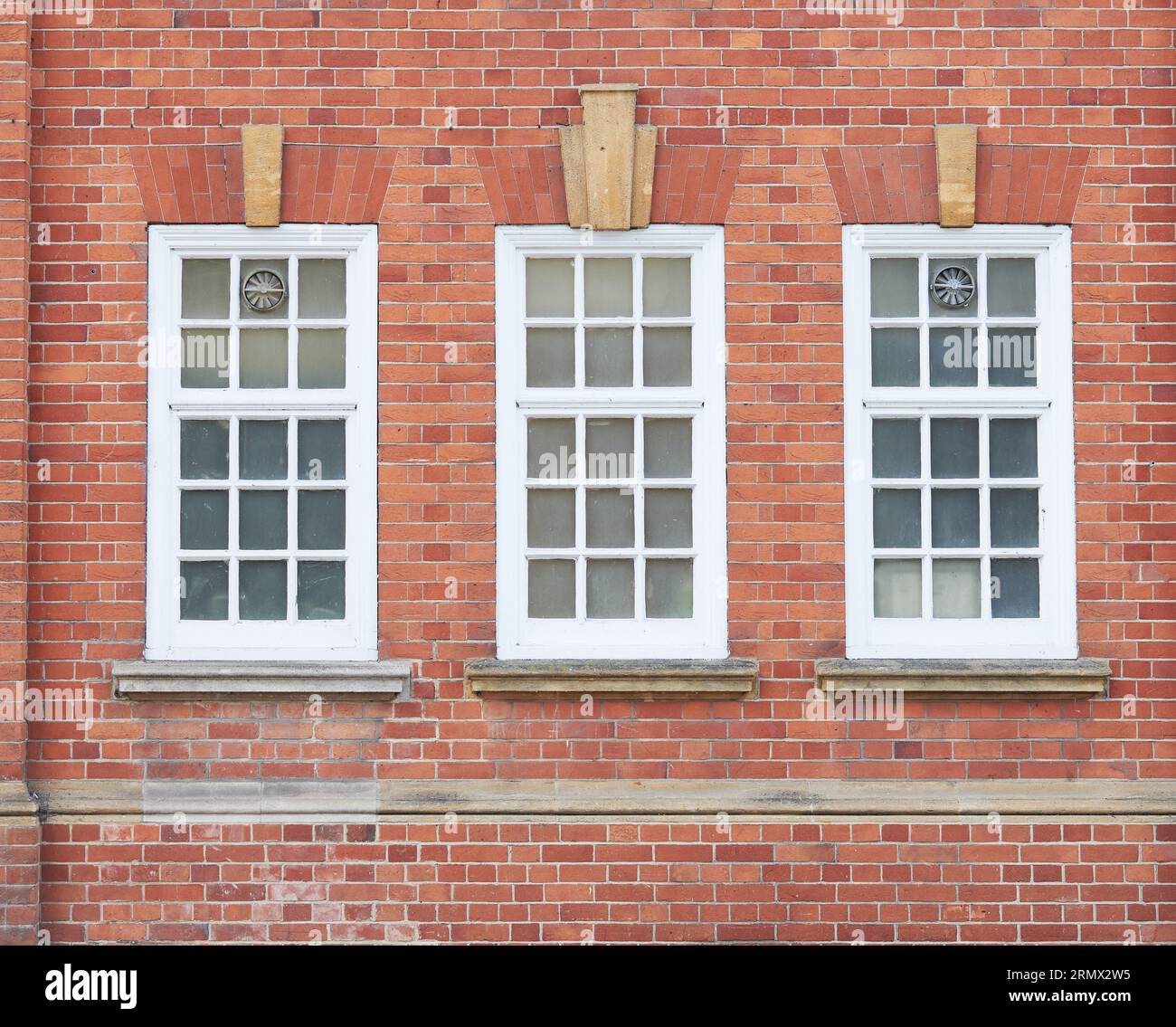 Un trio de fenêtres dans les anciens garages Morris à Oxford, en Angleterre. Banque D'Images