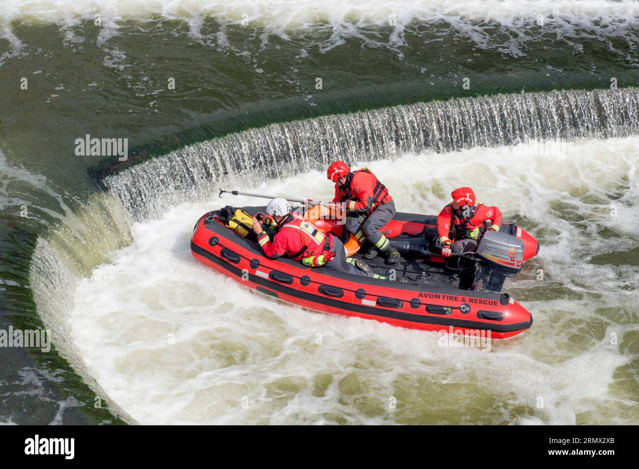 Les membres du Avon Fire & Rescue Service sont photographiés alors qu'ils s'entraînent dans un bateau de sauvetage dans la rivière Avon à Pulteney Weir à Bath Banque D'Images