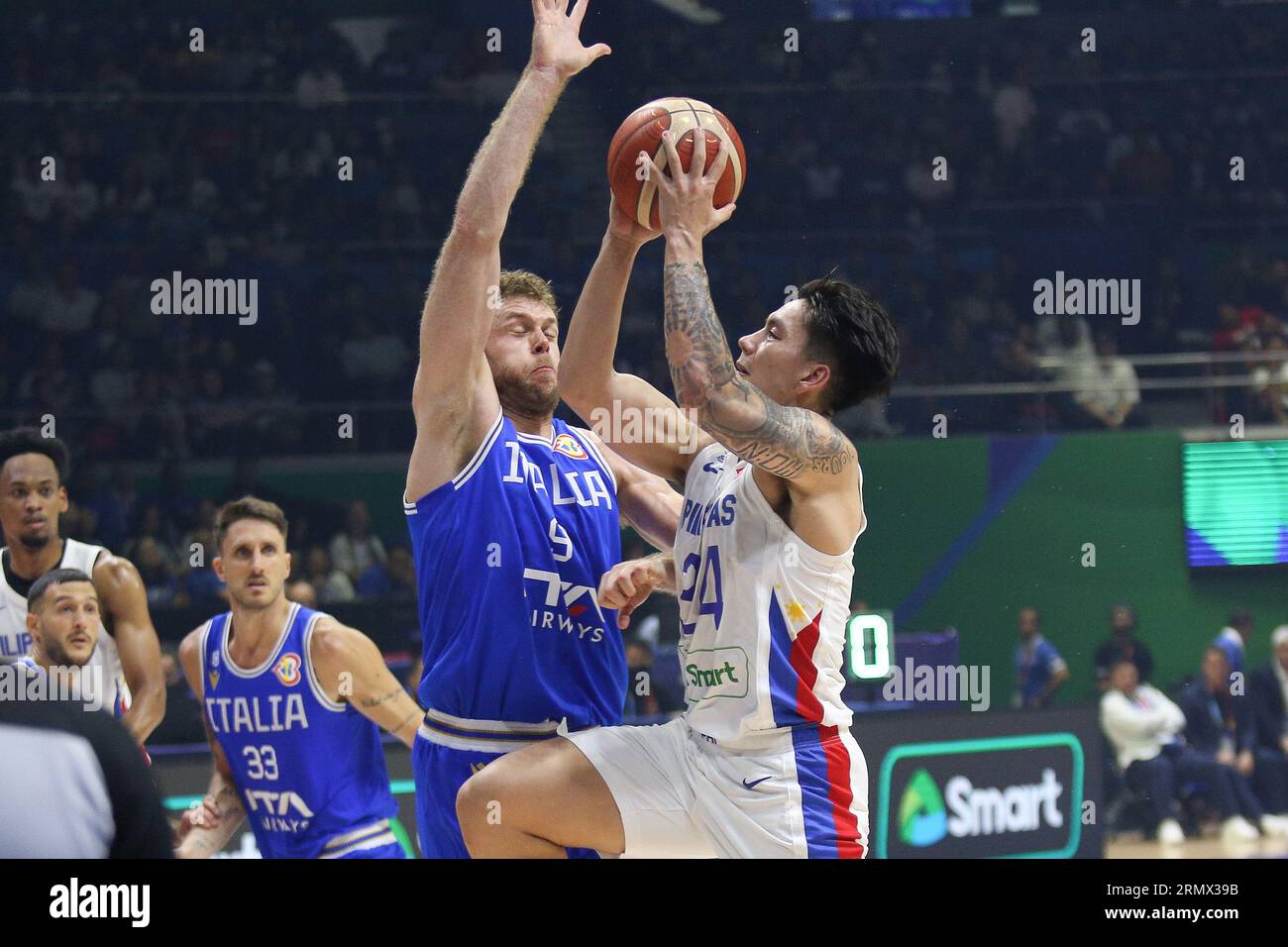 Quezon City, Philippines. 29 août 2023. Dwight Ramos (24) des Philippines est disputé par Nicolo Melli (9) de l'Italie lors du match de coupe du monde FIBA 2023 entre l'Italie (Bleu) et les Philippines (blanc) au Smart Araneta Coliseum, à Quezon City, Philippines, le 29 août 2023. L'Italie a gagné 90-83. (Photo de Dennis Jerome Acosta/Pacific Press/Sipa USA) crédit : SIPA USA/Alamy Live News Banque D'Images