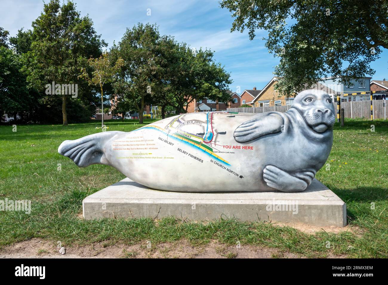 Selsey's Seal Art Trail sculpture de phoque complète avec carte du West Sussex Angleterre Banque D'Images