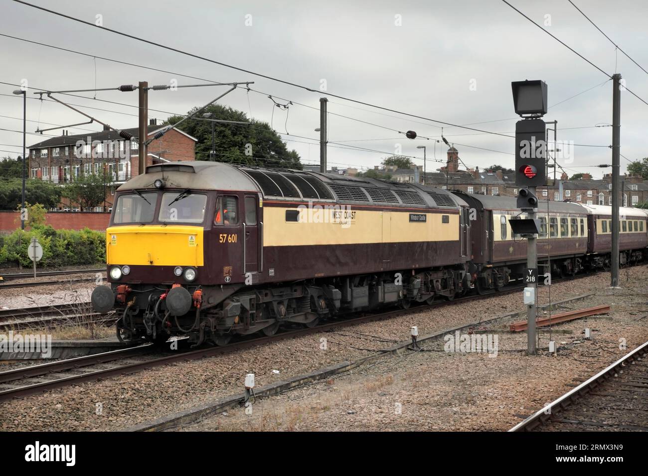 Heritage diesel Class 57 locomotive 57601 avec le train d'excursion 1Z36 Northern Belle de Huddersfield à Édimbourg à la gare York le 26/8/23. Banque D'Images